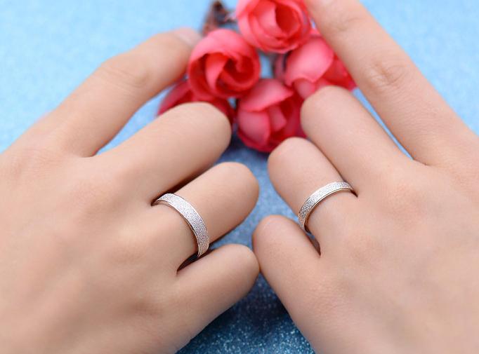 White copper couple ring men and women simple frosted strips silver tail ring Korean version of romantic wedding ring ring